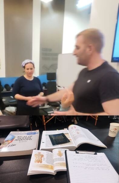 אנשים בחדר טיפולים